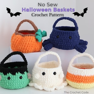 Puede incluir: Cinco cestas de Halloween tejidas a ganchillo con diseños de calabaza, araña azul oscuro, monstruo verde, fantasma blanco y maíz dulce. El texto dice No Sew Halloween Baskets Crochet Pattern y The Crochet Code con iconos de murciélagos.