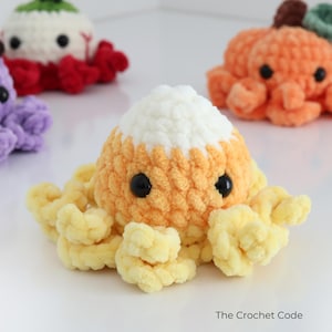 Puede incluir: Tres juguetes de pulpo de peluche tejidos a ganchillo con ojos de seguridad negros. Uno es naranja y amarillo como un caramelo de ma&iacute;z, uno es morado con un sombrero marr&oacute;n oscuro y uno es naranja con un tallo verde. El texto The Crochet Code aparece.