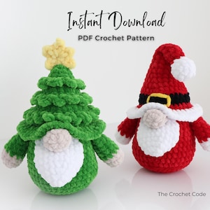 Puede incluir: Dos decoraciones navide&ntilde;as de ganchillo: un &aacute;rbol verde con una estrella amarilla y un gnomo rojo con barba y gorro blancos. El texto "Instant Download PDF Crochet Pattern" est&aacute; en la parte superior. The Crochet Code est&aacute; en la parte inferior.
