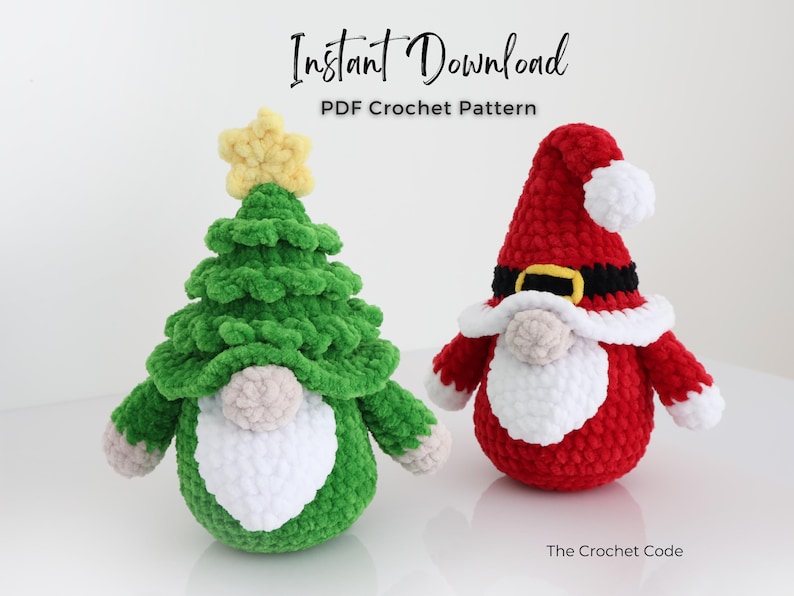 Puede incluir: Dos decoraciones navide&ntilde;as de ganchillo: un &aacute;rbol verde con una estrella amarilla y un gnomo rojo con barba y gorro blancos. El texto "Instant Download PDF Crochet Pattern" est&aacute; en la parte superior. The Crochet Code est&aacute; en la parte inferior.