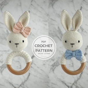 Peut inclure: Deux hochets en forme de lapin crocheté, l'un avec un nœud rose et l'autre avec un nœud bleu. Les jouets sont attachés à des anneaux en bois. MODELE DE CROCHET PDF ANGLAIS - TERMES US.