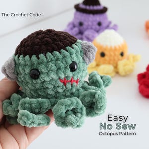 Puede incluir: Un pulpo de ganchillo verde con una parte superior marr&oacute;n oscuro, pernos grises en los lados y una boca cosida en rojo. El texto The Crochet Code y Easy No Sew Octopus Pattern es visible. Otros pulpos de ganchillo coloridos est&aacute;n al fondo.