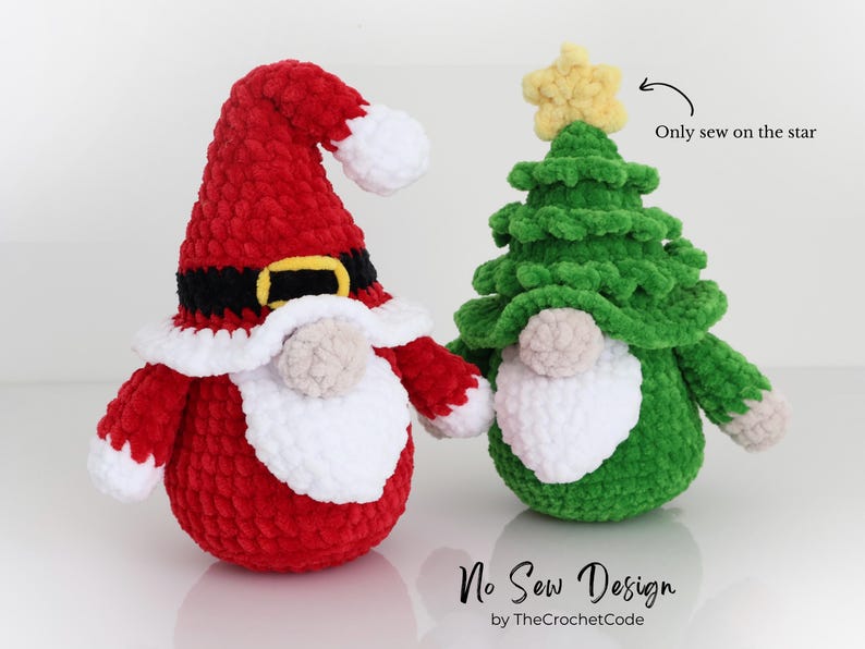 Puede incluir: Dos gnomos navide&ntilde;os de peluche. Uno es rojo con barba y gorro blancos, que se asemeja a Pap&aacute; Noel. El otro es verde, con forma de &aacute;rbol de Navidad, con una estrella amarilla en la parte superior. Los gnomos est&aacute;n hechos a mano y son parte de una colecci&oacute;n navide&ntilde;a.