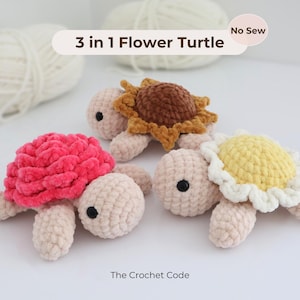 Pode incluir: Três tartarugas de crochê com conchas em forma de flor. Uma tem uma concha rosa, outra marrom e a terceira amarela. O texto "3 in 1 Flower Turtle" e "No Sew" são visíveis.
