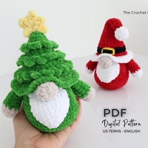 Puede incluir: Dos gnomos navide&ntilde;os de ganchillo. Uno es un &aacute;rbol verde con una estrella amarilla, el otro es un gnomo de Pap&aacute; Noel rojo con barba y ribete de sombrero blancos. Tambi&eacute;n se ve el texto "The Crochet Code" y "PDF Digital Pattern US TERMS - ENGLISH".