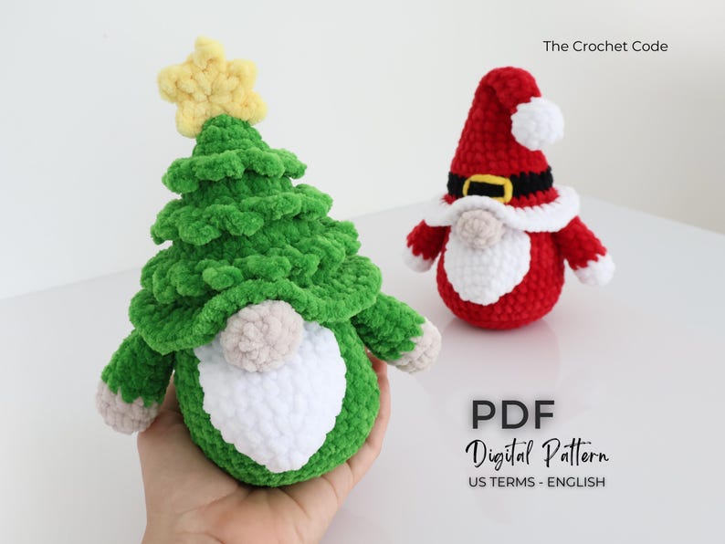 Puede incluir: Dos gnomos navide&ntilde;os de ganchillo. Uno es un &aacute;rbol verde con una estrella amarilla, el otro es un gnomo de Pap&aacute; Noel rojo con barba y ribete de sombrero blancos. Tambi&eacute;n se ve el texto "The Crochet Code" y "PDF Digital Pattern US TERMS - ENGLISH".