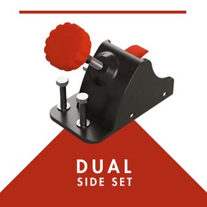 Peut inclure: Un ensemble latéral double en métal noir avec un bouton rouge et un levier rouge. Deux boulons sont fixés à la base. Le texte "DUAL SIDE SET" est affiché en lettres blanches sur un fond rouge.
