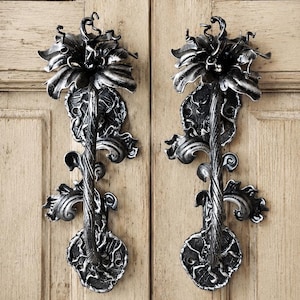 Paire de poignées de porte Lily forgées à la main, quincaillerie d'entrée rustique Art Nouveau