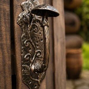 Tirador de puerta artesanal con forma de hongo, tirador de bronce rústico, herrajes estilo cabaña de bosque.