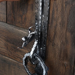 Handgeschmiedeter Türklopfer / Drache aus Schmiedeeisen im Stil des Mittelalters