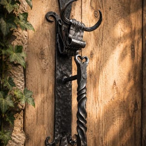 Handgeschmiedeter Türgriff in Stierform, rustikaler Eisengriff, Beschläge für Scheunentore im Landhausstil