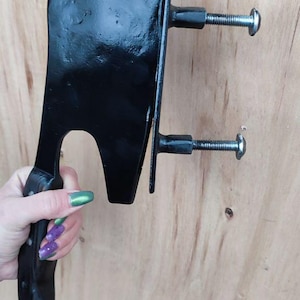 Tirador de puerta de carnicero hecho a mano: mango de hacha de metal negro, tirador industrial de 30 cm, herrajes ocultos.