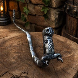 Tisonnier de cheminée en acier forgé à la main en forme de dragon ou de cheval, outil rustique pour foyer.