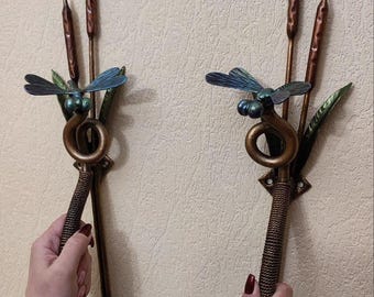Juego de 2 ganchos de pared con forma de libélula forjados a mano / Ganchos rústicos de metal para abrigos / Decoración de pared de hierro inspirada en la naturaleza / Regalo único hecho a mano