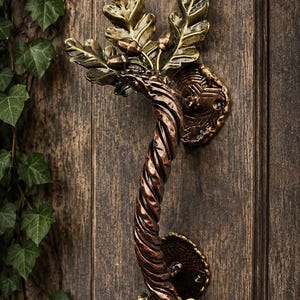 Handgeschmiedeter Türgriff aus Eisen in Form eines Eichenzweigs, rustikaler Landhausstil, Naturdekor