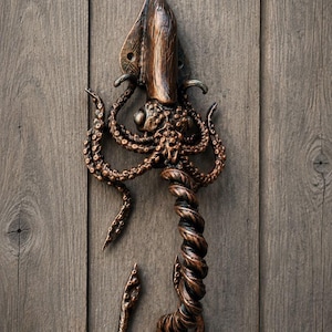 Handgesmede stalen deurklink in de vorm van een inktvis met drietand, gotisch nautisch hang- en sluitwerk