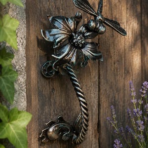 Tirador de puerta de hierro forjado a mano con forma de libélula, tirador rústico de metal forjado, herrajes decorativos.