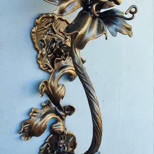 Handgeschmiedeter Metallblumen-Türgriff - Bronzefarbenes Finish - Rustikaler Blumen-Türbeschlag (40 cm)