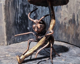 Escultura de hormiga forjada a mano con hongo: figura de insecto de metal única, decoración de jardín de fantasía