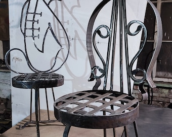 Set van 2 gesmede muzikantstoelen | Gitaar en saxofoon | Handgemaakte metalen meubels | Uniek jazzdecor