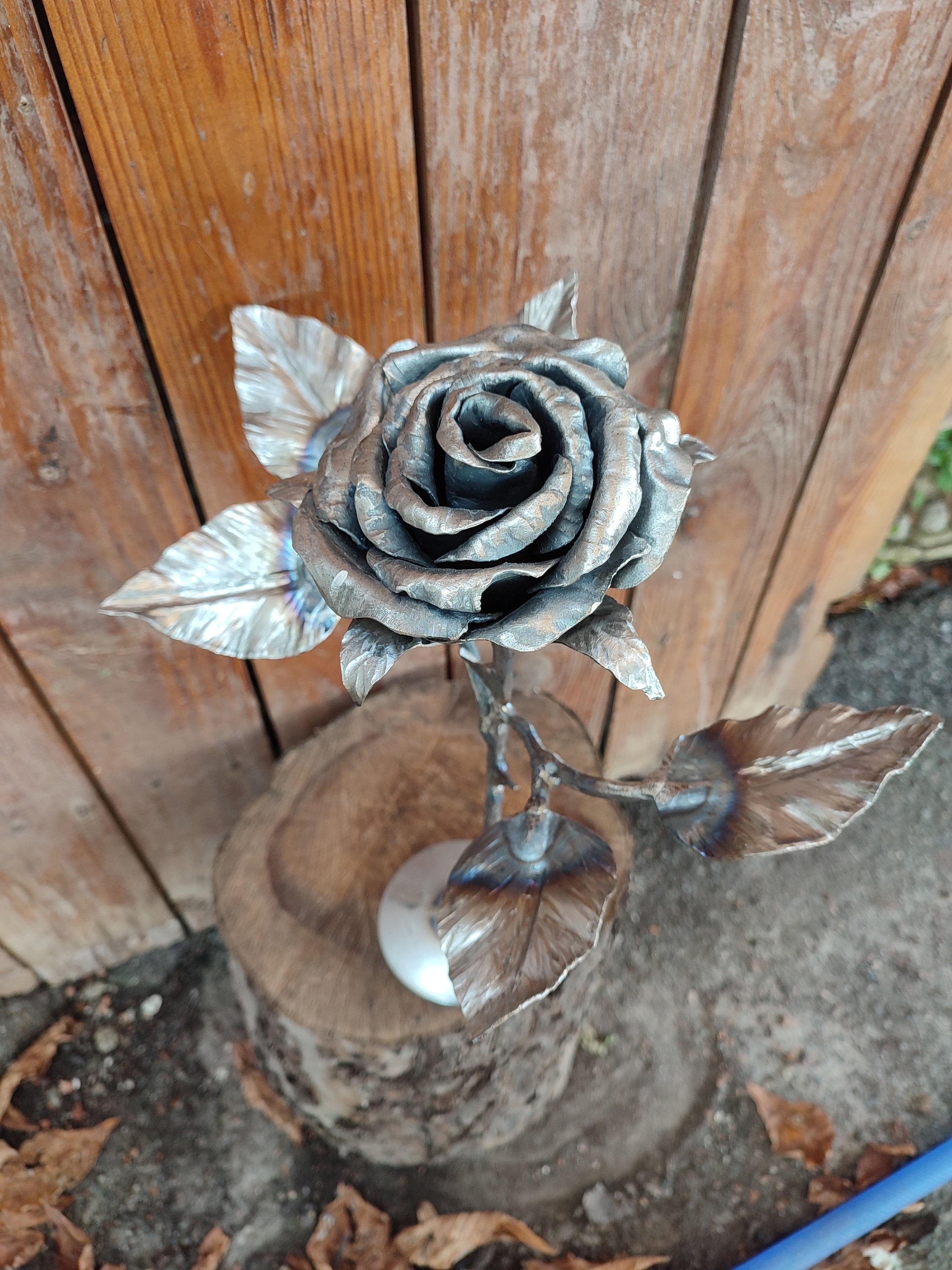 手作りの花スチール製のバラ。ガーデンローズ。バラ。鍛造されたバラ