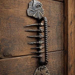 Tirador de puerta con esqueleto de pez forjado a mano / Tirador náutico de hierro forjado / Decoración rústica de puerta Steampunk