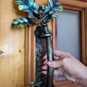 Tirador de puerta de hoja de roble forjado a mano – Tirador rústico de hierro de bellota