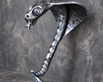 手鍛造鉄製コブラ彫刻、ゴシック神話の蛇の芸術（28cm）