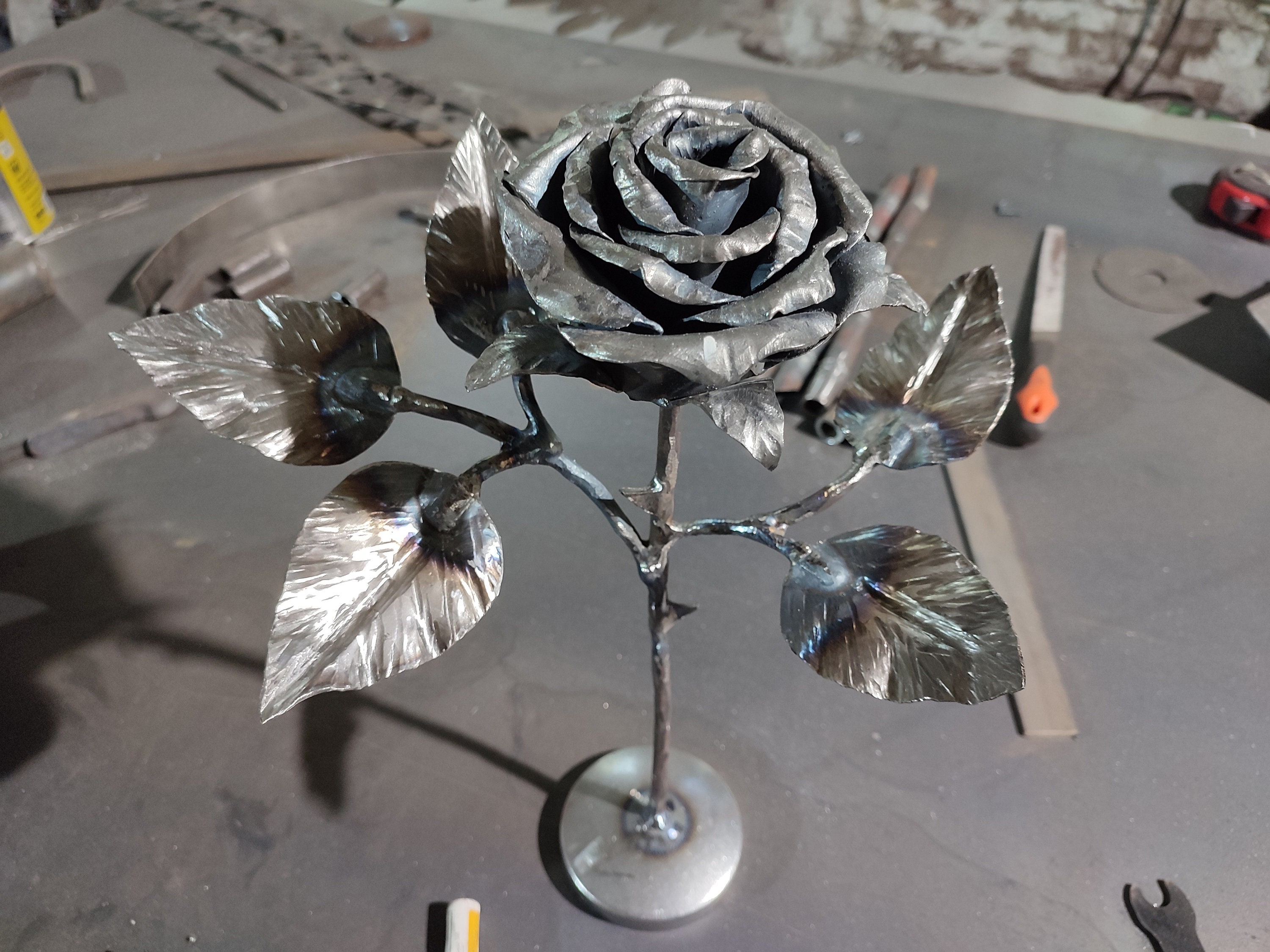 手作りの花スチール製のバラ。ガーデンローズ。バラ。鍛造されたバラ