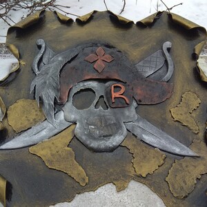 Signo de la casa. Panel en la pared. La casa del pirata. Lobo marino. Sala de juego. Fiesta. Tema marino. La carta de la suerte del pirata.