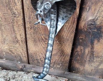 Geschmiedete Schlangenskulptur - Handgefertigte Eisenschlangenfigur - Gothic Home Decor - Geschenk für Reptilienliebhaber