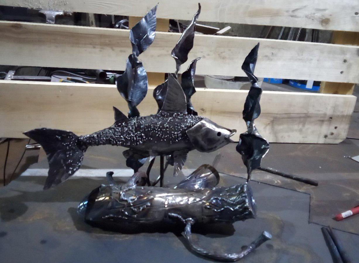 手鍛造の魚型ウォールランプ - 金属彫刻ライト - ユニークな航海風 