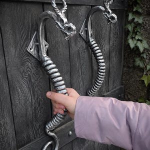 Handsmidd järndörrhandtag i drakestil, stort gotiskt medeltida handtag, fantasybeslag