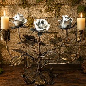 Candelabro a forma di rosa in acciaio forgiato a mano, candeliere floreale gotico, centrotavola romantico
