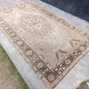 Vintage Oushak Wool Rug: Hand-Knotted Turkish Medallion Design (5.8x9.10ft)