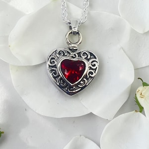 Collar con urna funeraria en forma de corazón: Joyería conmemorativa de plata de ley con piedra roja.