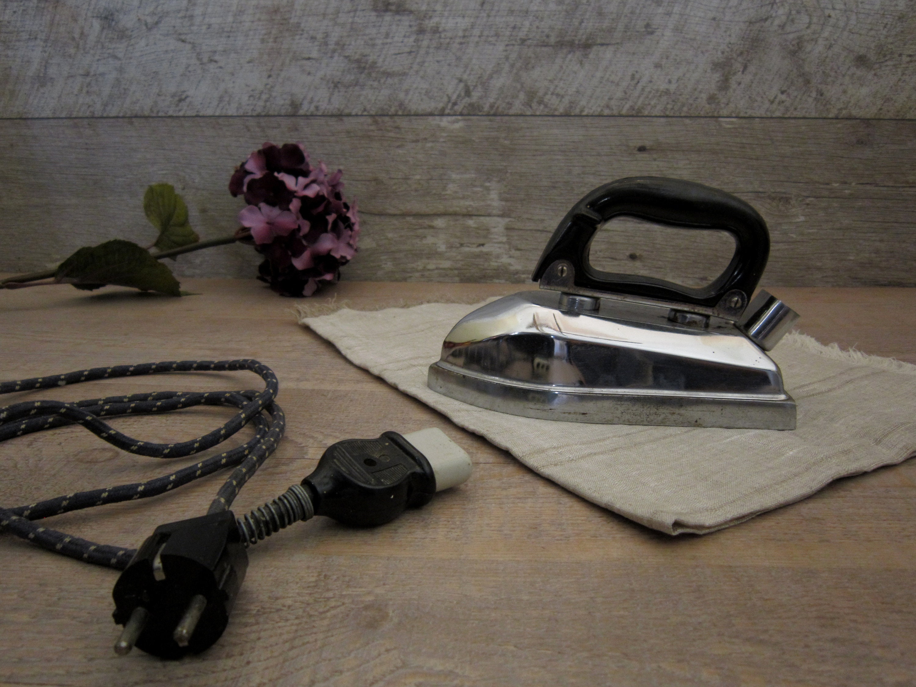 Vintage Electric Iron, Antique Iron, Clothes Iron, Retro Gadget for
