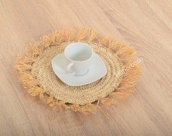 Napperons en paille avec pompons en raphia, sets de table en paille avec franges en raphia tissés par des femmes marocaines