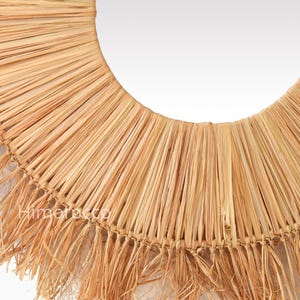 Pu&ograve; includere: Uno specchio da parete rotondo con una cornice in paglia intrecciata. La cornice &egrave; realizzata in paglia color naturale, disposta a raggiera con un bordo sfrangiato. Il design &egrave; semplice e rustico, adatto a vari stili di interni.