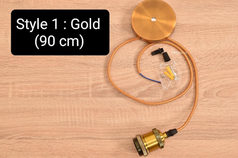 K&ouml;nnte beinhalten: Goldfarbene Pendelleuchte mit einem 90 cm langen Kabel. Die Leuchte enth&auml;lt eine Deckenplatte, eine Lampenfassung und Verdrahtungskomponenten. Der Text auf dem Bild lautet "Style 1: Gold (90 cm)".