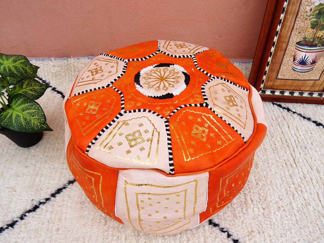 Pouf repose-pieds marocain en simili cuir doré de Marrakech