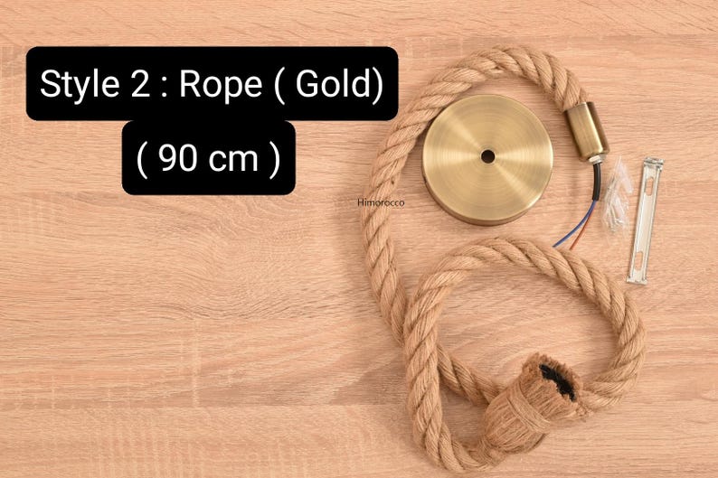 K&ouml;nnte beinhalten: Dekorative Pendelleuchte aus Seil mit goldfarbener Hardware. Das Seil hat eine nat&uuml;rliche beige Farbe, und die Leuchte enth&auml;lt eine Deckenplatte, ein Kabel und eine Montagehalterung. Der Text auf dem Bild lautet "Style 2: Rope (Gold) (90 cm)".