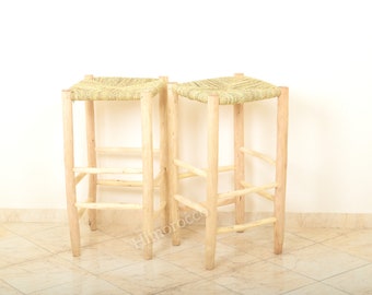Tabouret haut de bar en bois brut et feuilles de palmier - Chaise de bar fait main en bois
