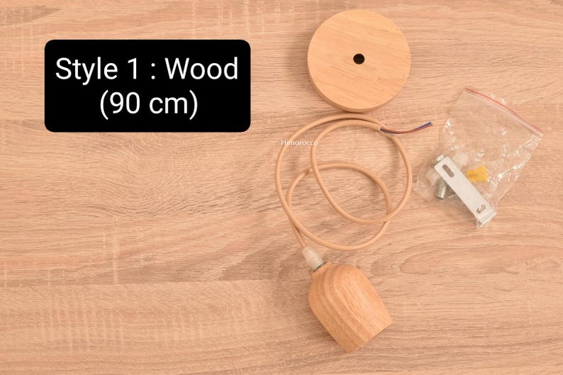 K&ouml;nnte beinhalten: Holz-Pendelleuchte mit hellbraunem Finish. Die Leuchte umfasst eine Deckenplatte aus Holz, ein Kabel und einen Lampenhalter aus Holz. Der Text auf dem Bild lautet "Style 1: Wood (90 cm)". Montagematerial ist ebenfalls enthalten.