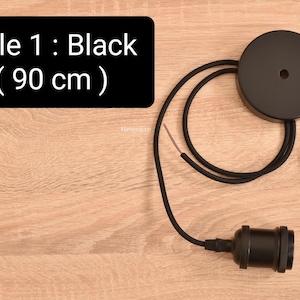 K&ouml;nnte beinhalten: Schwarze Pendelleuchte mit einem 90 cm langen Kabel. Die Leuchte umfasst einen schwarzen Deckenbaldachin, eine Lampenfassung und Montagematerial. Der Text auf dem Bild lautet "Style 1: Black (90 cm)".