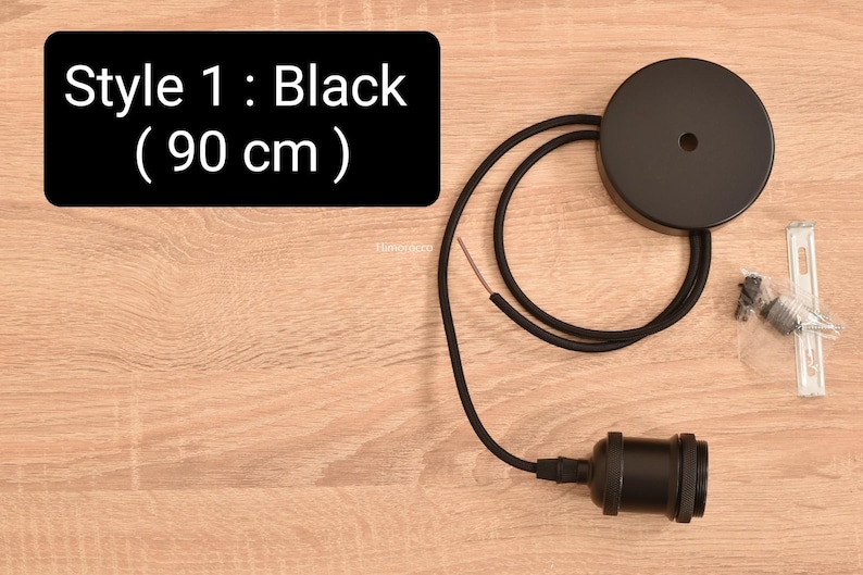K&ouml;nnte beinhalten: Schwarze Pendelleuchte mit einem 90 cm langen Kabel. Die Leuchte umfasst einen schwarzen Deckenbaldachin, eine Lampenfassung und Montagematerial. Der Text auf dem Bild lautet "Style 1: Black (90 cm)".