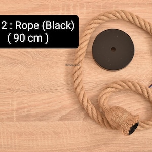 K&ouml;nnte beinhalten: Eine beige Seil-Pendelleuchte mit schwarzer Deckenplatte und schwarzem Lampenhalter. Das Seil ist 90 cm lang. Der Text auf dem Bild lautet "Style 2 : Rope (Black) (90 cm)".