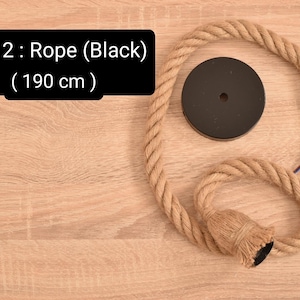 K&ouml;nnte beinhalten: Eine hellbraune Seil-Pendelleuchte mit schwarzer Deckenplatte und schwarzem Sockel. Das Seil ist ca. 190 cm lang. Der Text auf dem Bild lautet "Style 2: Rope (Black) (190 cm)".