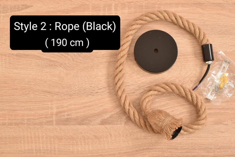 K&ouml;nnte beinhalten: Eine hellbraune Seil-Pendelleuchte mit schwarzer Deckenplatte und schwarzem Sockel. Das Seil ist ca. 190 cm lang. Der Text auf dem Bild lautet "Style 2: Rope (Black) (190 cm)".