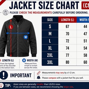 Pu&ograve; includere: Un giubbotto bomber nero accanto a una tabella delle taglie in centimetri. La tabella elenca le taglie dalla S alla 3XL con le relative misure di lunghezza e larghezza. Il testo include JACKET SIZE CHART (CM), PLEASE CHECK THE MEASUREMENTS CAREFULLY BEFORE ORDERING e un consiglio sulle taglie asiatiche.